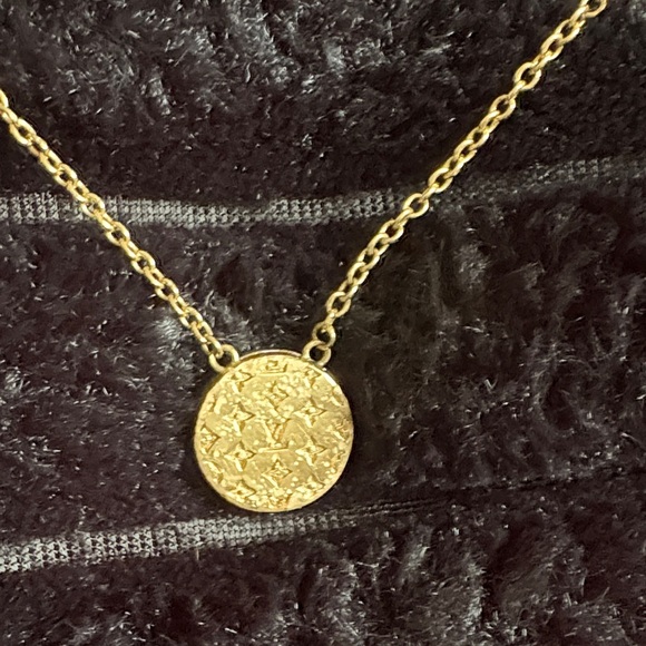 Louis Vuitton Gold Pendant Necklace - Picture 6 of 7